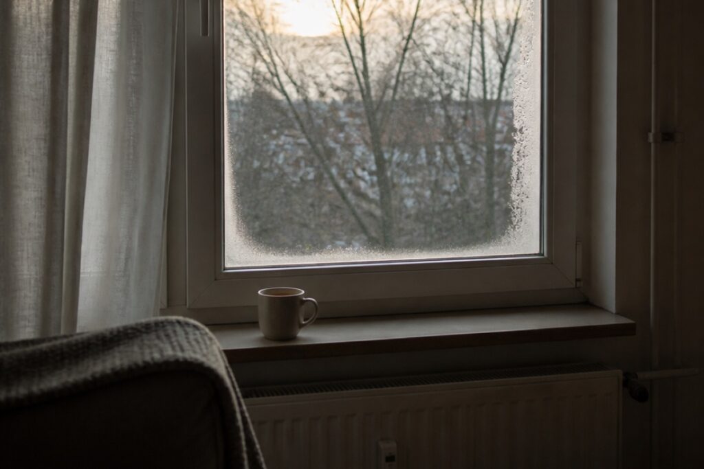Tasse auf der Fensterbank im herbstlichen Morgenlicht – Gesundheits-Brief #2 von Ayse Meren